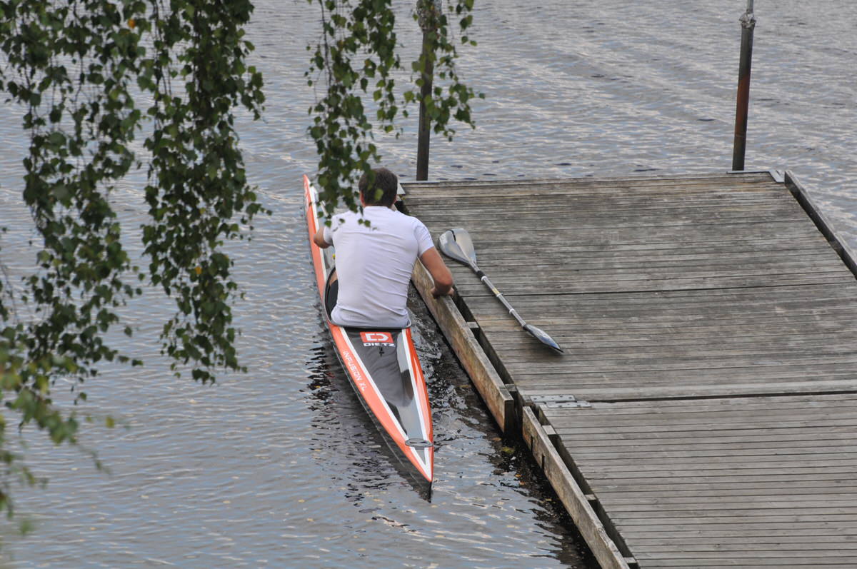 racingkanotist vid bryggan i Dalsland