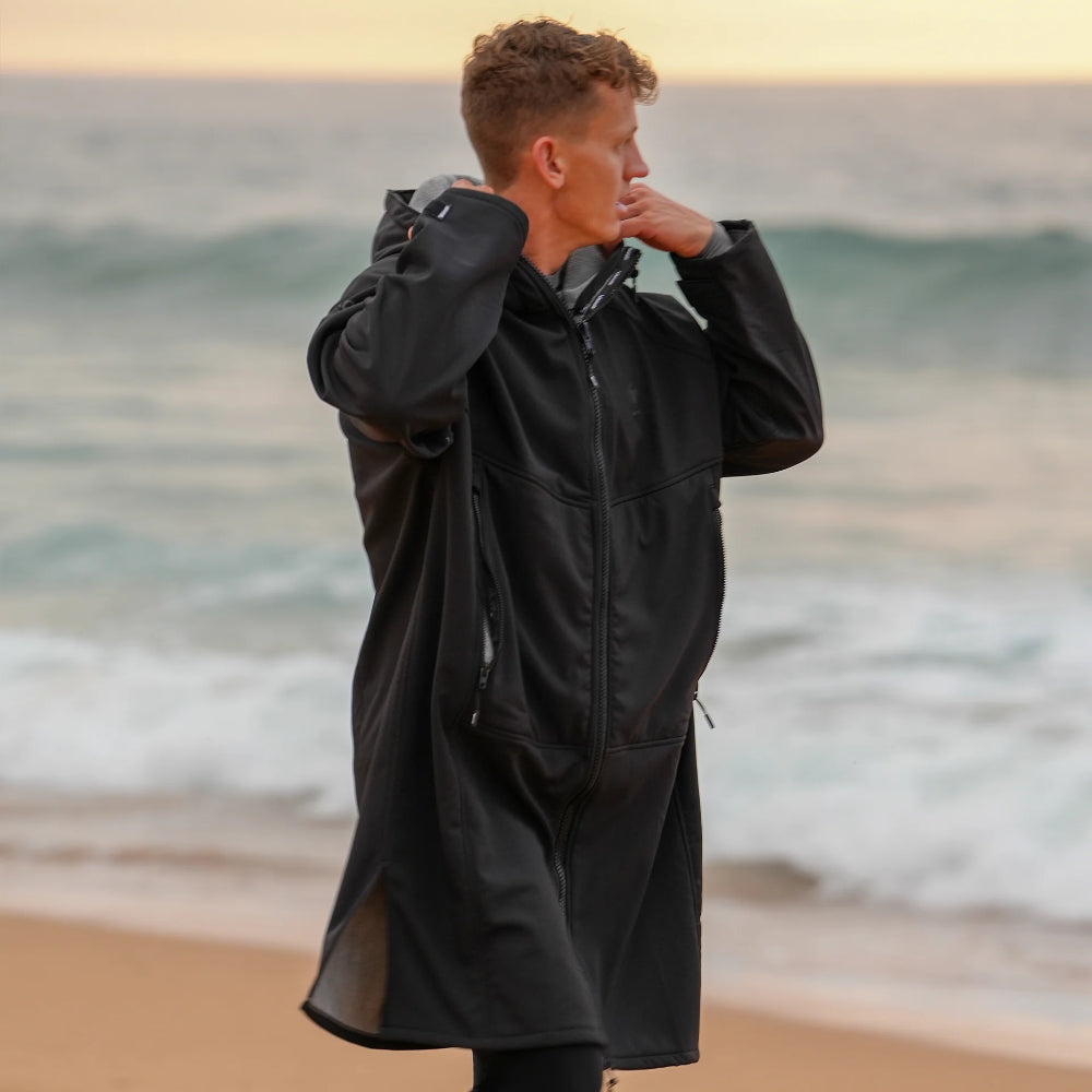 Vaikobi Beach Coat black, male model walking on beach