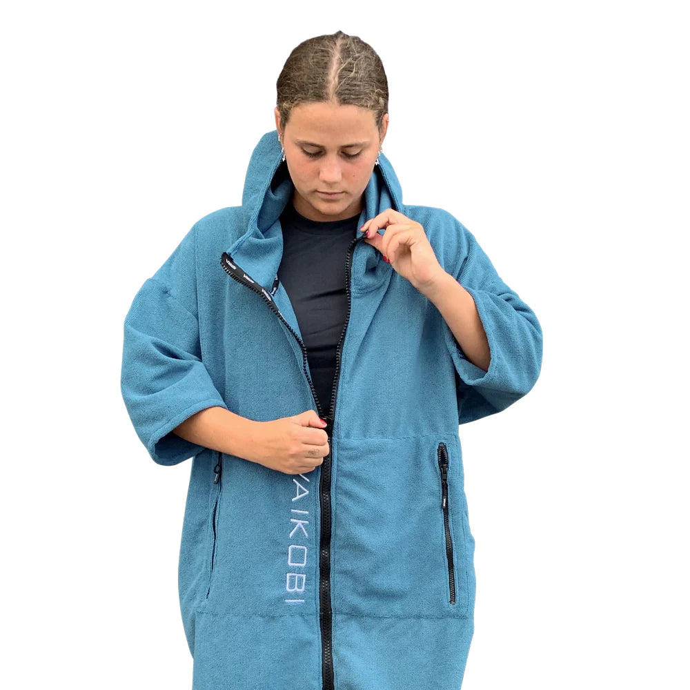 Vaikobi Hooded Change Towel ocean with female model  - detail zipper